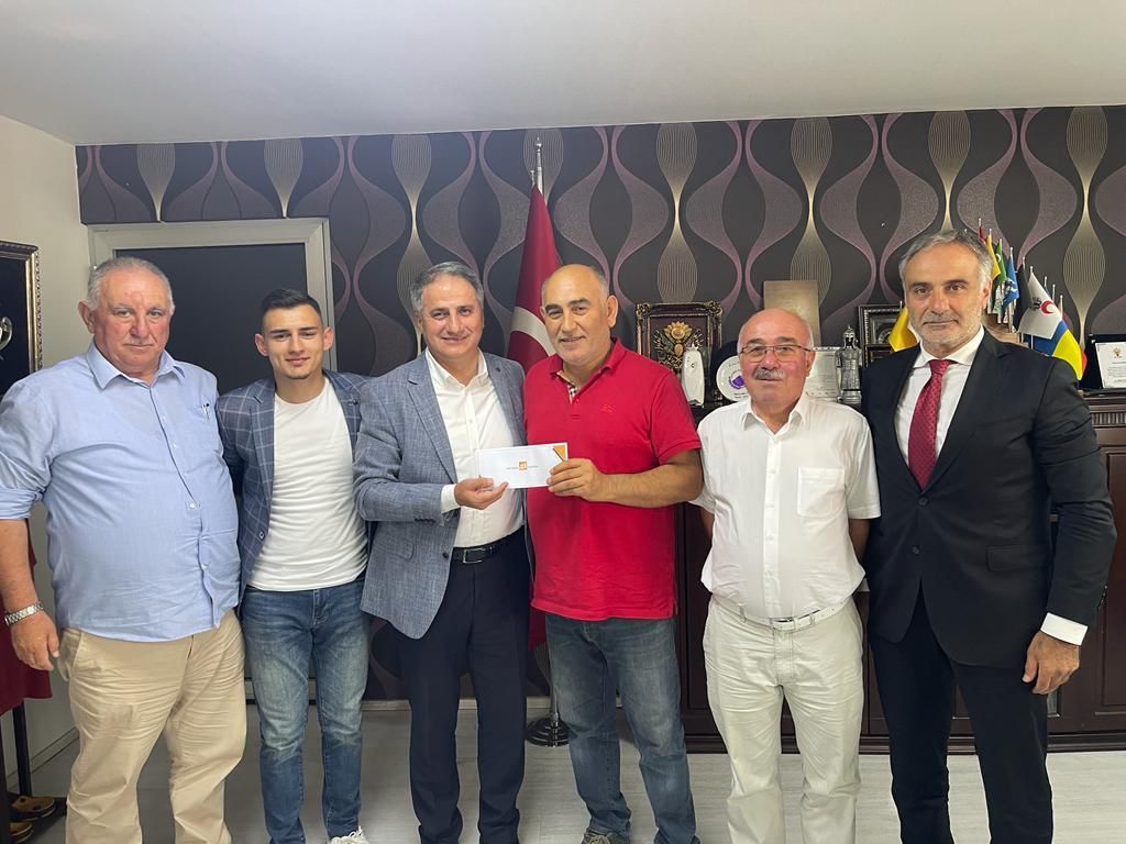 BAŞKAN BOZKURT AŞURE DAĞITTI
