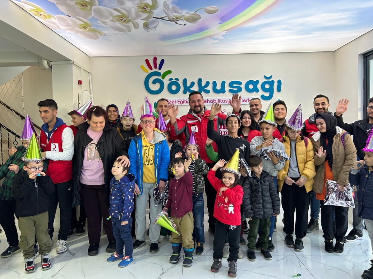 Kızılay yeni yıl öncesi çocukları sevindirdi