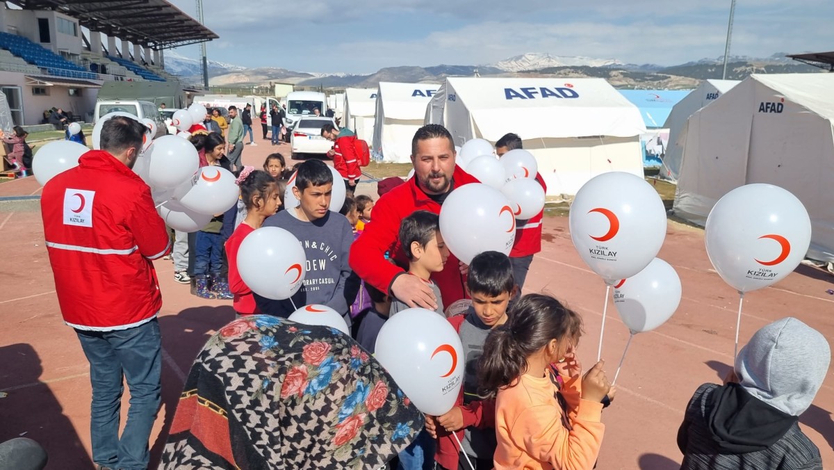 Kdz. Ereğli Kızılay depremzede çocukların yüzlerini güldürdü