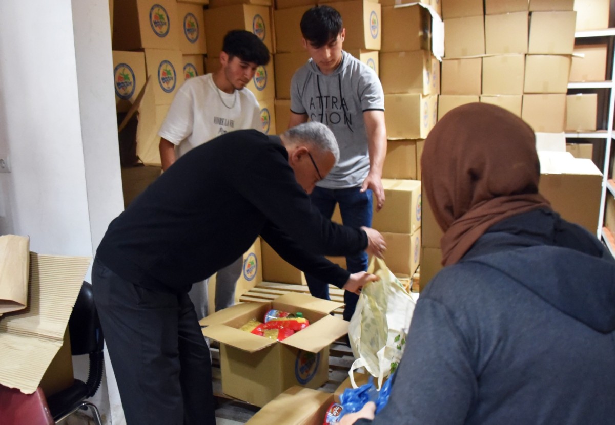 KDZ. EREĞLİ BELEDİYESİ, BAYRAM ÖNCESİ BİN AİLEYE GIDA YARDIMINDA BULUNUYOR