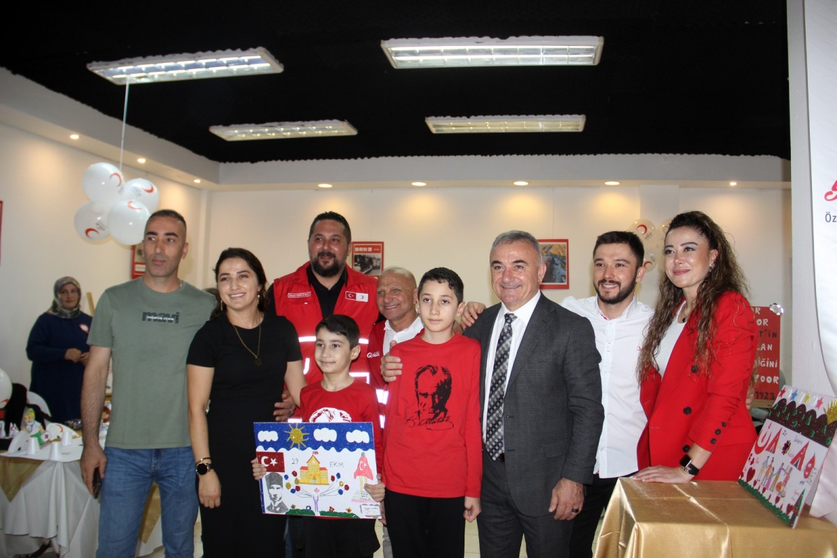 ÖZEL ÇOCUKLAR TÜRK KIZILAY'INI RESİMLERİNE YANSITTI