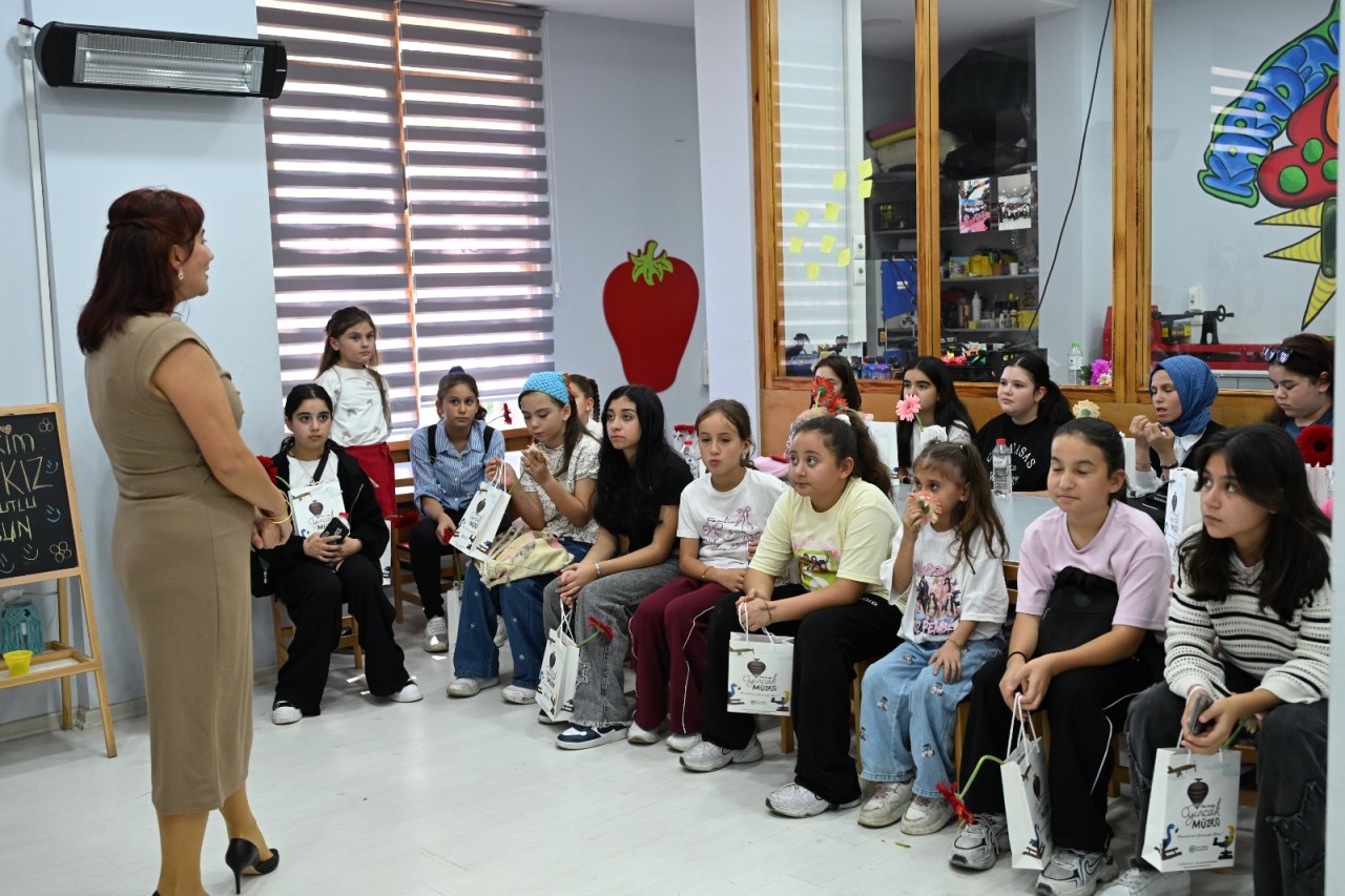 KIZ ÇOCUKLARI İLHAM VEREN KADINLARLA BULUŞTU